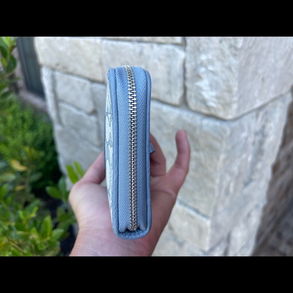 🆕Dempsey Large Phone Wallet In Signature Jacquard With Stripe And Coach Patch - Picture 3 of 13